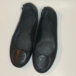 Tori Burch sz9.5 ballet flats with powdered coated logo in black